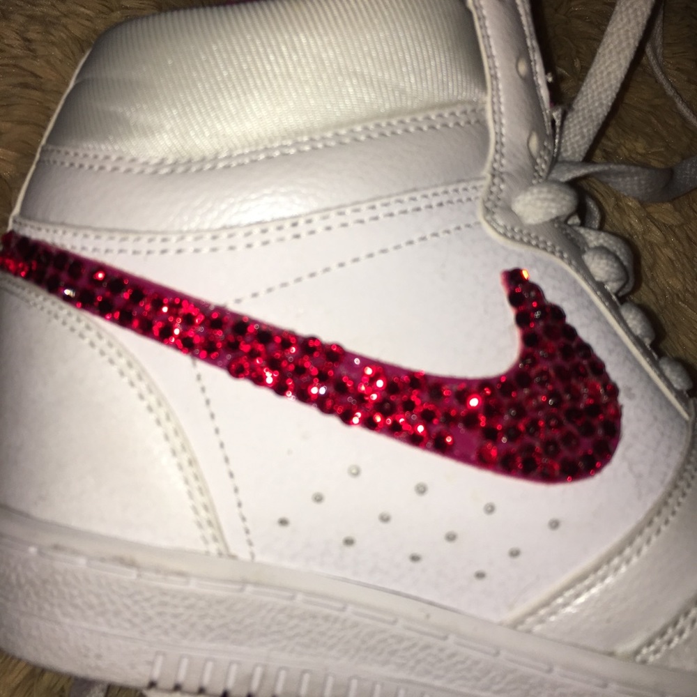 Hand bedazzled Nike shoes - Picture 4 of 8